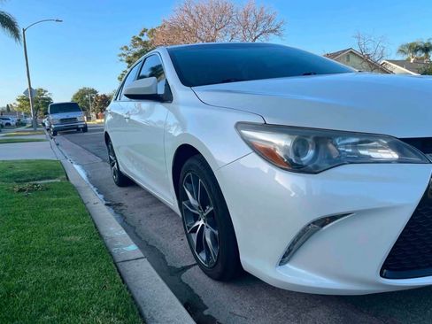 Used 2016 Toyota Camry XSE w/ Moonroof Package FWD image 5