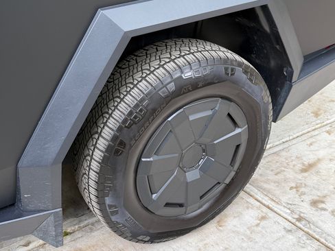 Used 2025 Tesla Cybertruck AWD Crew Cab image 15