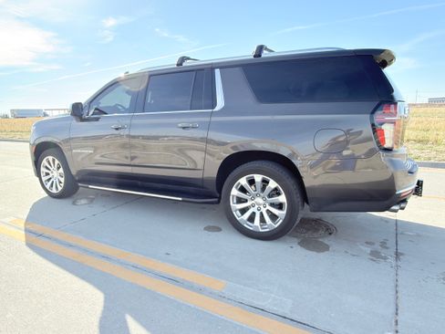 Used 2021 Chevrolet Suburban Premier image 6