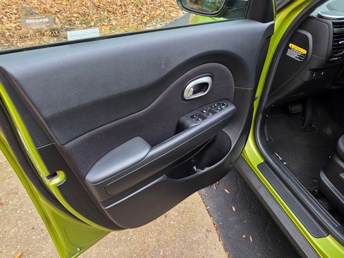 Used 2015 Kia Soul EV image 11