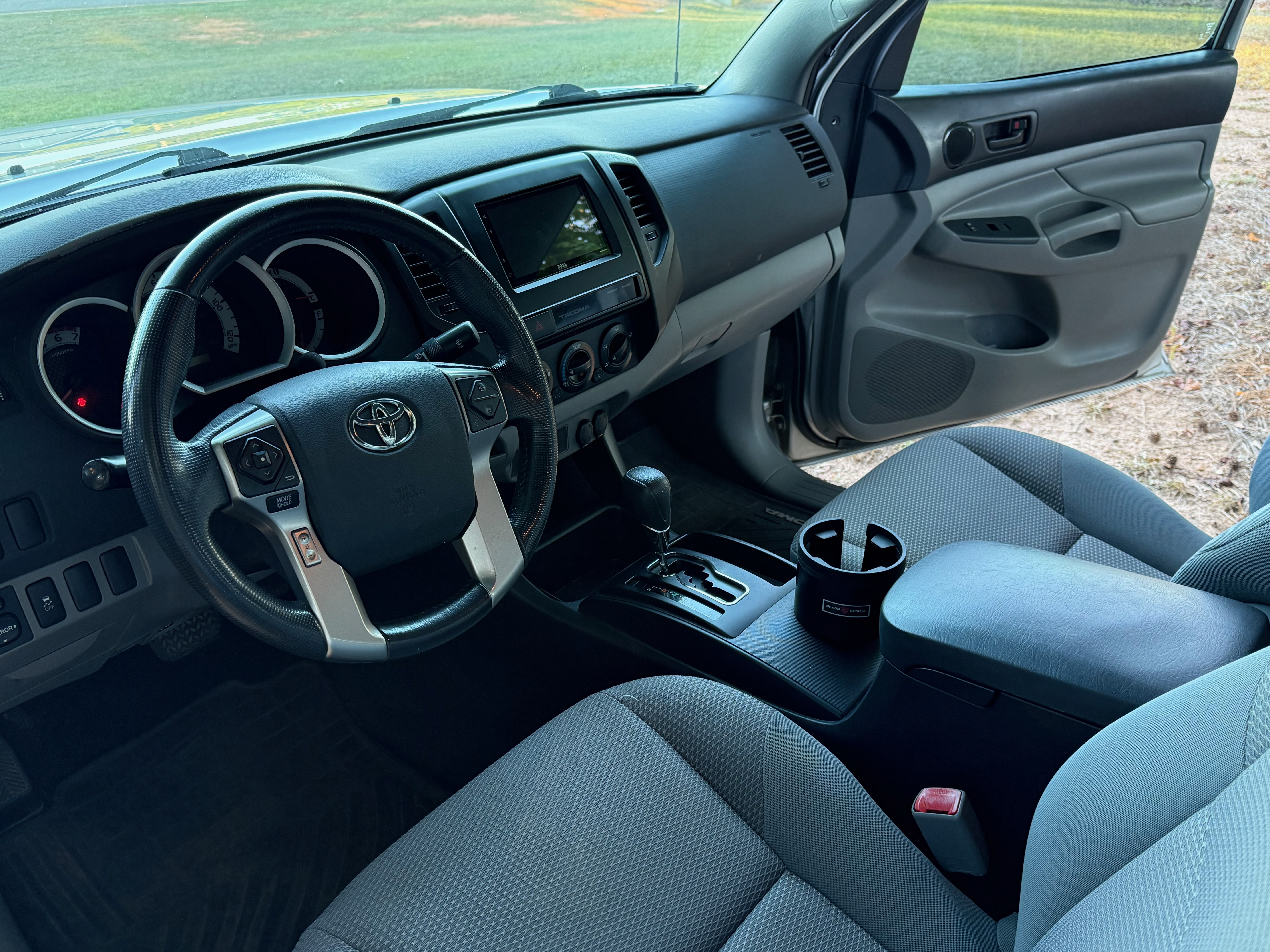 Used 2015 Toyota Tacoma 2WD Access Cab w/ Convenience Package image 2