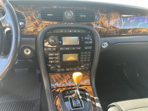Used 2005 Jaguar XJ8 image 24