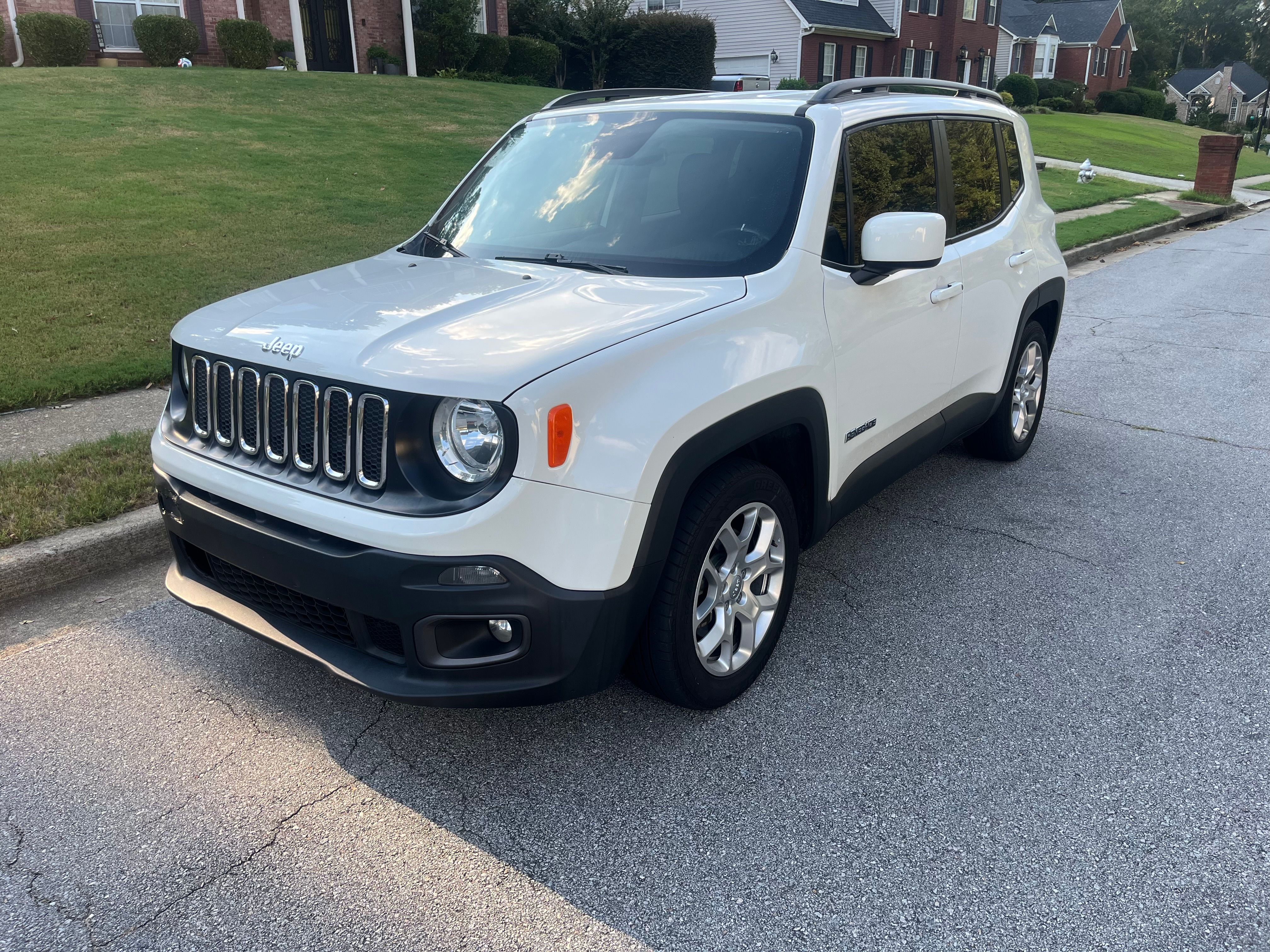 Used 2018 Jeep Renegade Latitude FWD image 6