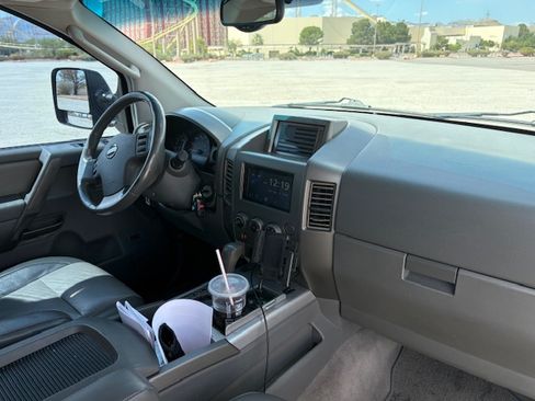 Used 2005 Nissan Titan LE w/ (U01) Nissan Navigation Pkg image 11