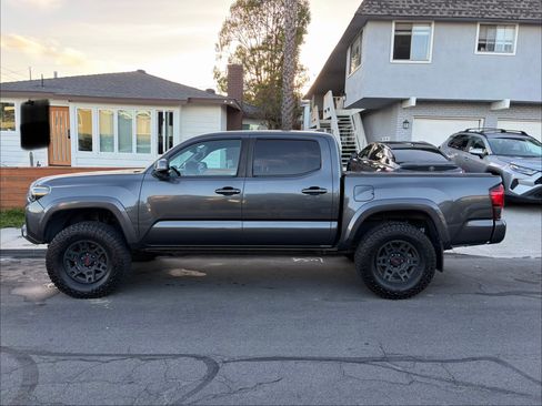 Used 2019 Toyota Tacoma TRD Sport image 2