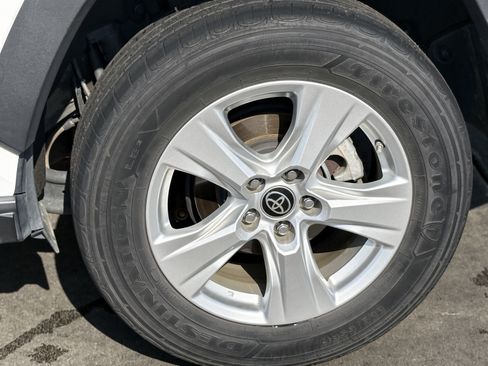 Used 2021 Toyota RAV4 LE AWD/4WD image 19