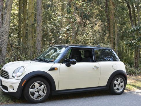 Used 2010 MINI Cooper Hardtop image 2
