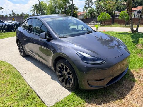 Used 2023 Tesla Model Y Long Range AWD/4WD image 1