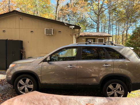 Used 2012 Kia Sorento EX w/ EX V6 Premium Pkg image 2