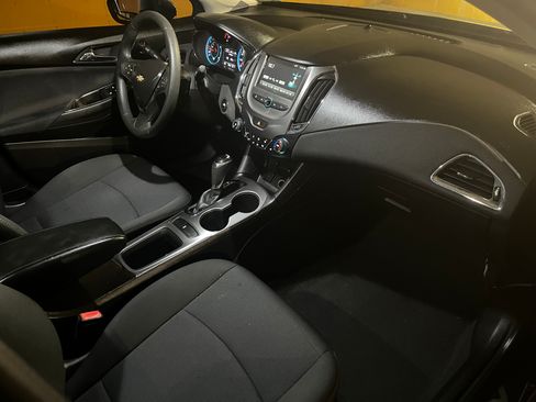 Used 2017 Chevrolet Cruze LT w/ Convenience Package image 21