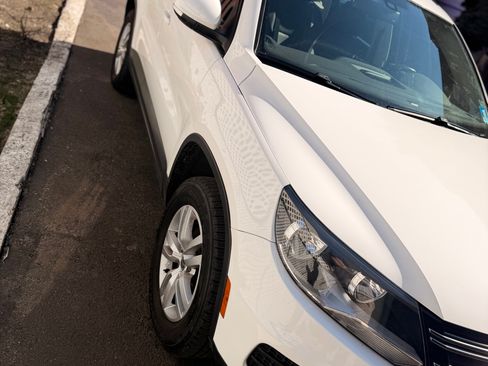 Used 2016 Volkswagen Tiguan S image 2