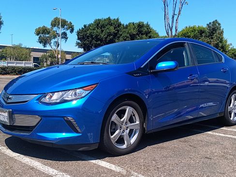 Used 2018 Chevrolet Volt LT w/ Comfort Package FWD image 1