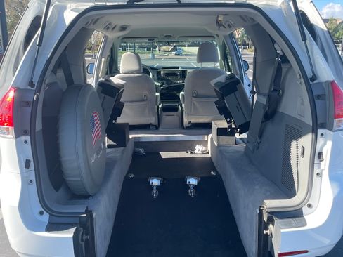 Used 2014 Toyota Sienna LE image 9