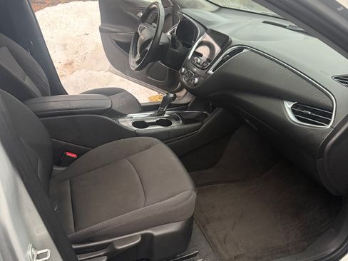 Used 2016 Chevrolet Malibu LT image 2