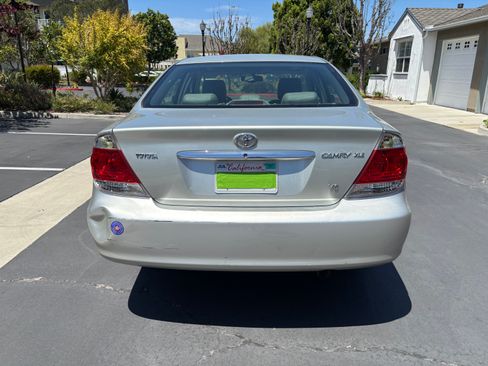Used 2005 Toyota Camry LE FWD image 8