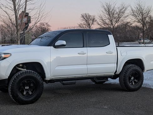 Used 2017 Toyota Tacoma TRD Sport w/ Tow Package AWD/4WD image 2