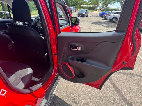 Used 2015 Jeep Renegade Trailhawk AWD/4WD image 18