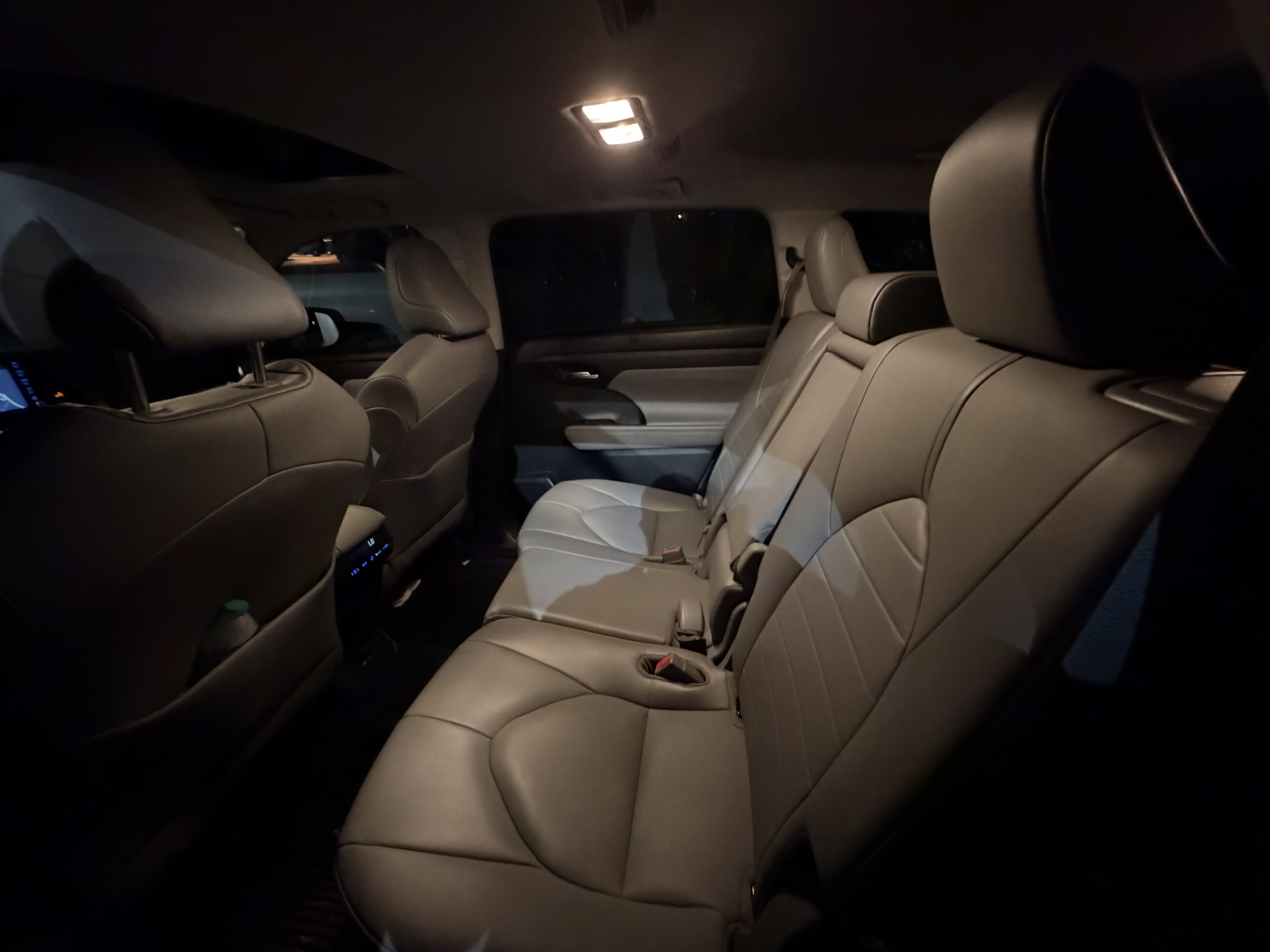 Used 2020 Toyota Highlander XLE AWD/4WD image 14