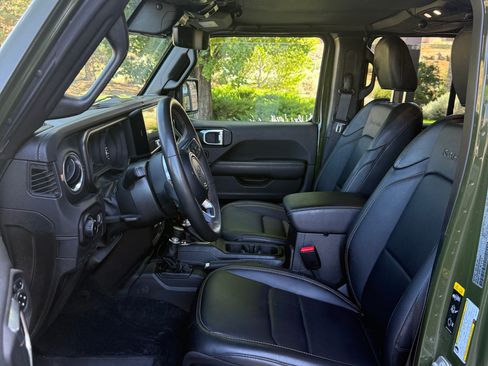 Used 2024 Jeep Wrangler Unlimited Sahara w/ Technology Group AWD/4WD image 13