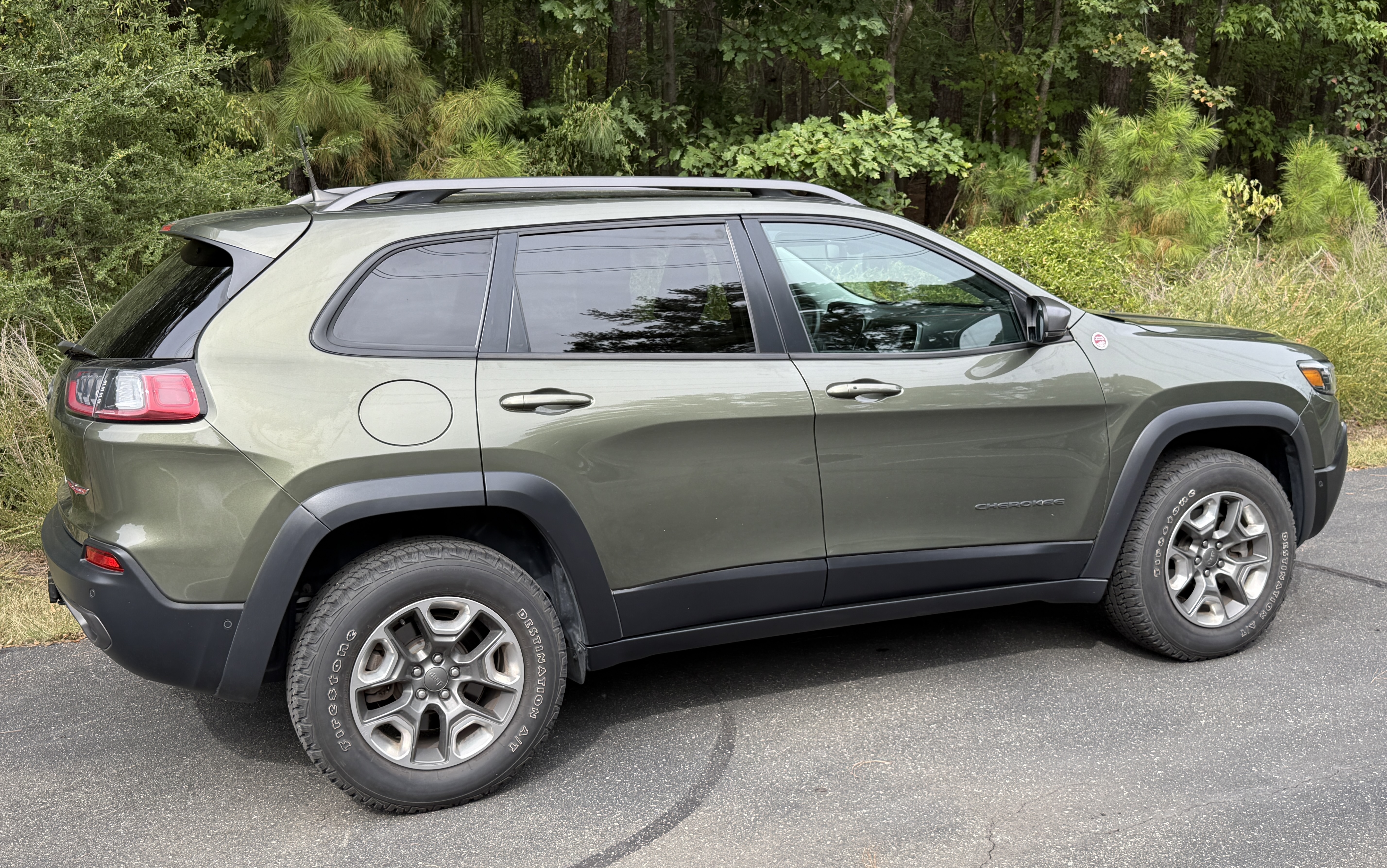 Used 2019 Jeep Cherokee Trailhawk AWD/4WD image 5