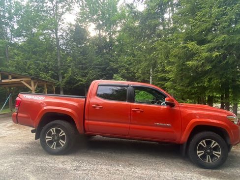 Used 2016 Toyota Tacoma TRD Sport w/ Towing Package AWD/4WD image 13