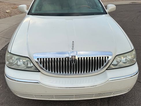 Used 2004 Lincoln Town Car Ultimate image 2