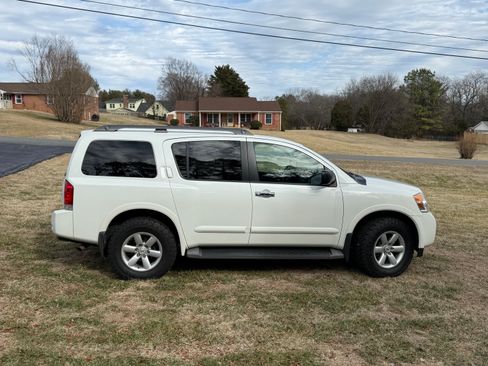Used 2015 Nissan Armada SV image 1