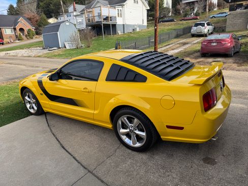 Used 2005 Ford Mustang GT Premium image 4
