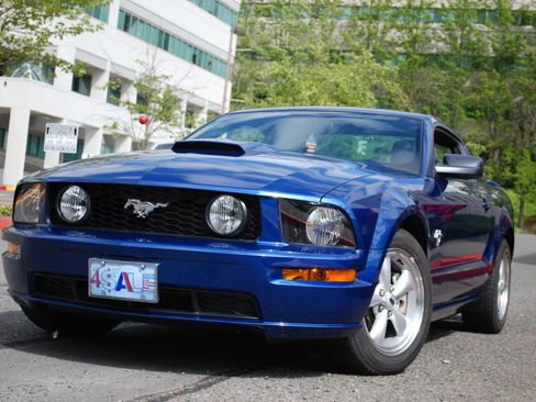 Used 2009 Ford Mustang GT Premium RWD image 2