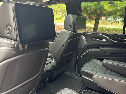 Used 2023 Cadillac Escalade V w/ LPO, ONYX Package image 27