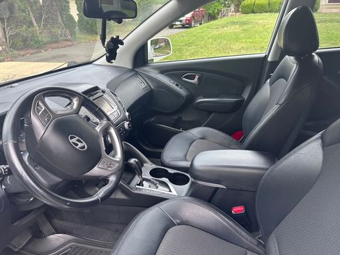 Used 2011 Hyundai Tucson GLS w/ Navigation Pkg 2 FWD image 12