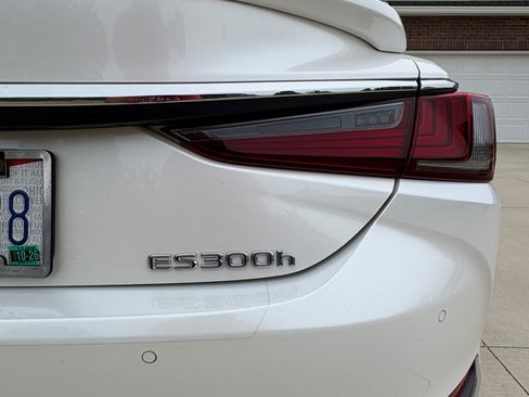 Used 2020 Lexus ES 300h w/ Premium Package FWD image 5