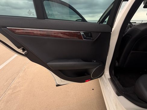 Used 2009 Mercedes-Benz C 300 Sedan image 4
