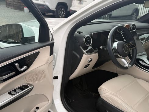 Used 2024 Mercedes-Benz GLC 300 4MATIC image 13