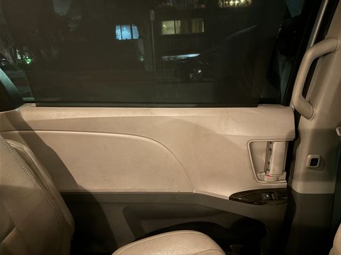 Used 2020 Toyota Sienna XLE Premium w/ Carpet Mat Package image 13