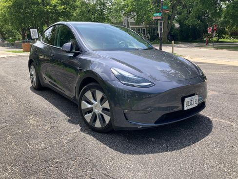 Used 2023 Tesla Model Y Long Range AWD/4WD image 4