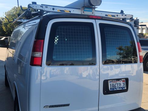 Used 2018 Chevrolet Express 2500 w/ Driver Convenience Package image 4