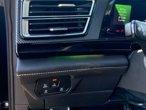 Used 2025 Volkswagen Atlas Cross Sport SEL R-Line image 31