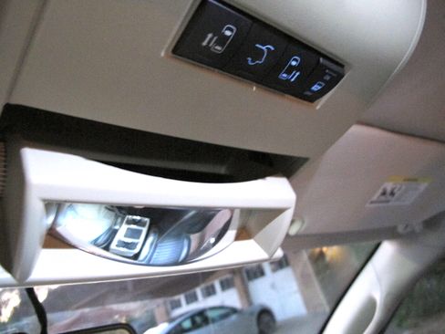 Used 2015 Chrysler Town & Country Touring image 27