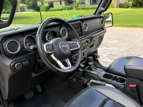 Used 2018 Jeep Wrangler Unlimited Sahara AWD/4WD image 13