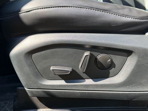 Used 2022 Ford Explorer XLT w/ Equipment Group 202A image 23