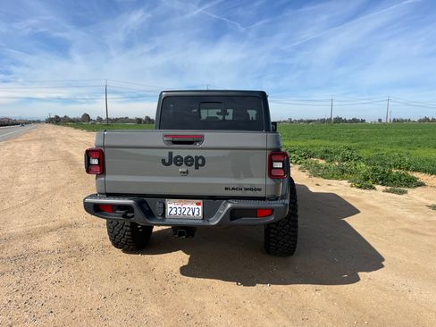 Used 2022 Jeep Gladiator Sport image 2