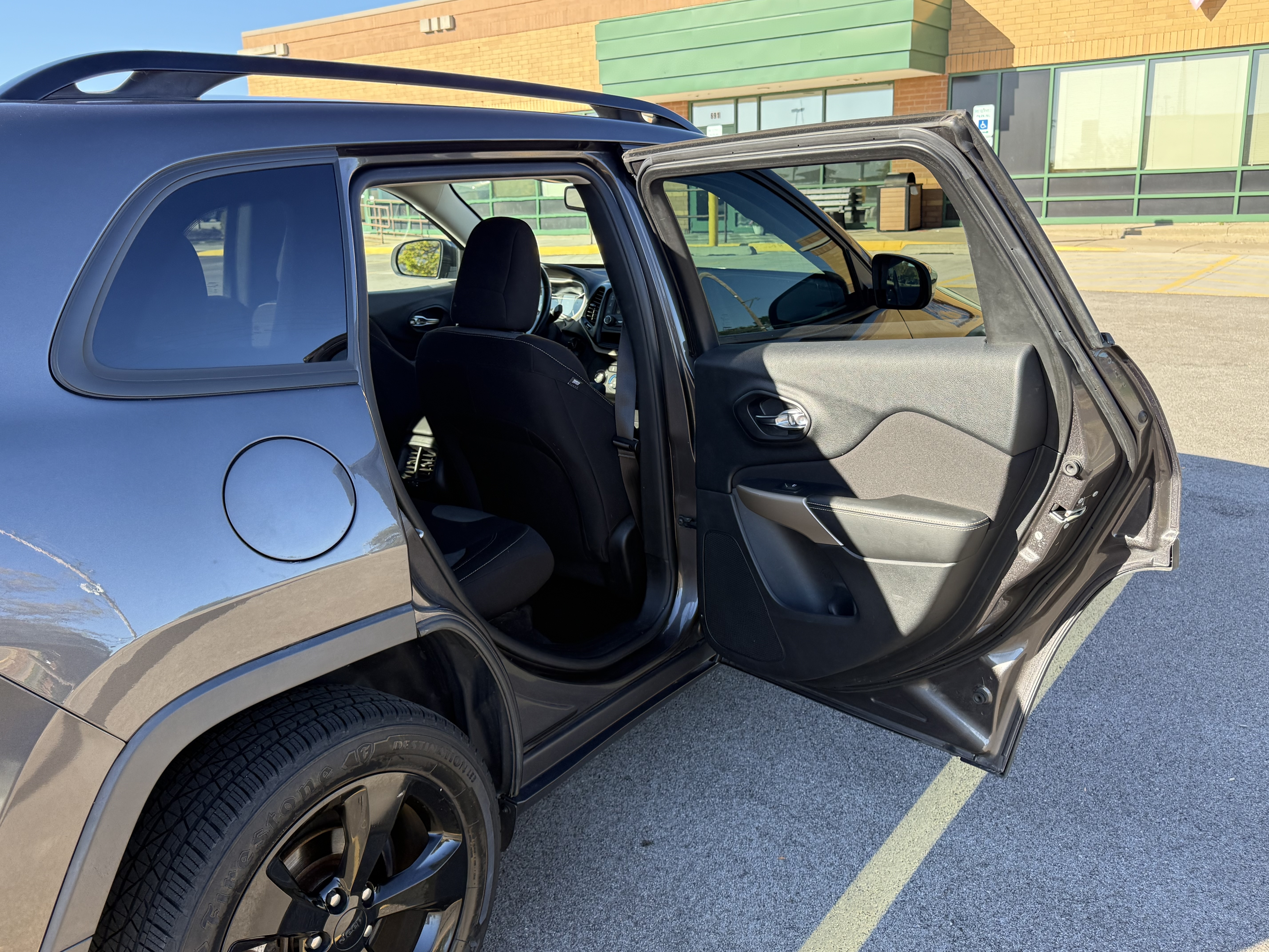 Used 2018 Jeep Cherokee Latitude w/ Altitude Package FWD image 13