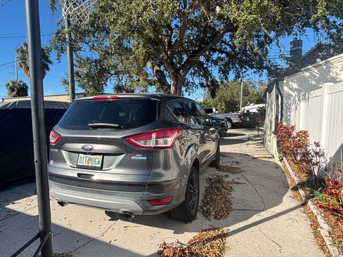 Used 2016 Ford Escape SE image 1