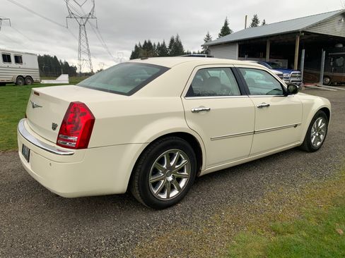 Used 2010 Chrysler 300 C w/ Luxury Group II image 10