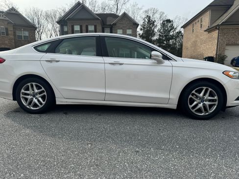 Used 2013 Ford Fusion SE image 2