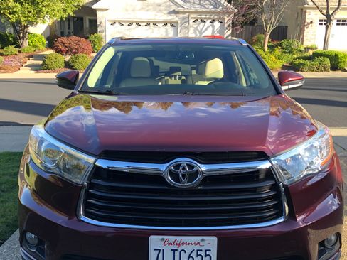 Used 2015 Toyota Highlander XLE image 2