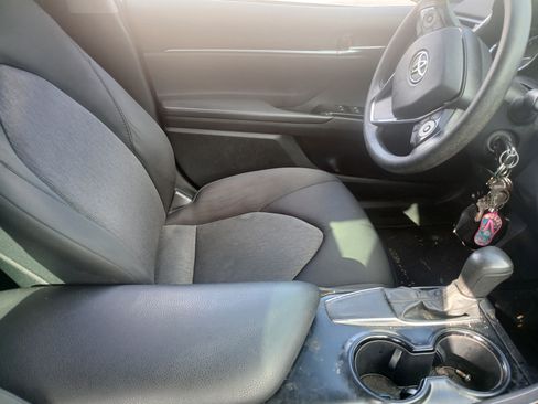 Used 2020 Toyota Camry LE image 3