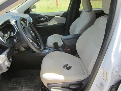Used 2016 Jeep Cherokee Sport AWD/4WD image 15