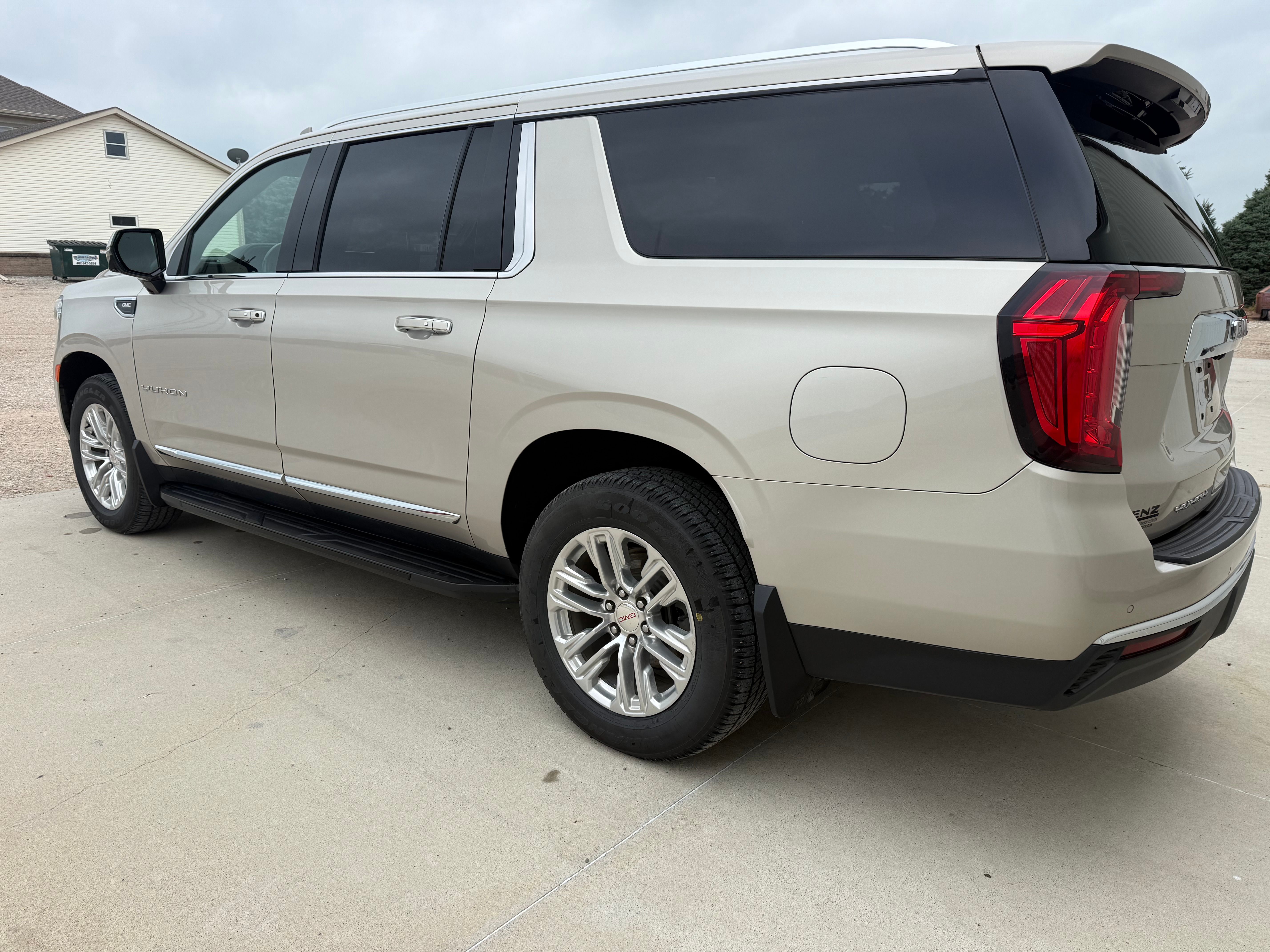 Used 2021 GMC Yukon XL SLT w/ SLT Luxury Package AWD/4WD image 4